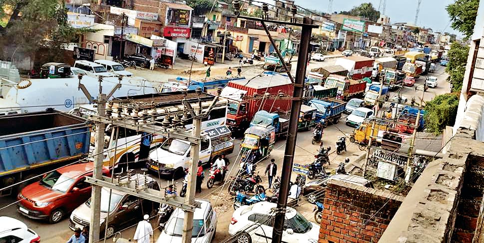 Dhanbad News : गोविंदपुर में जीटी रोड पर कौआबांध से रतनपुर तक सात घंटे जाम से परेशान रहे लोग