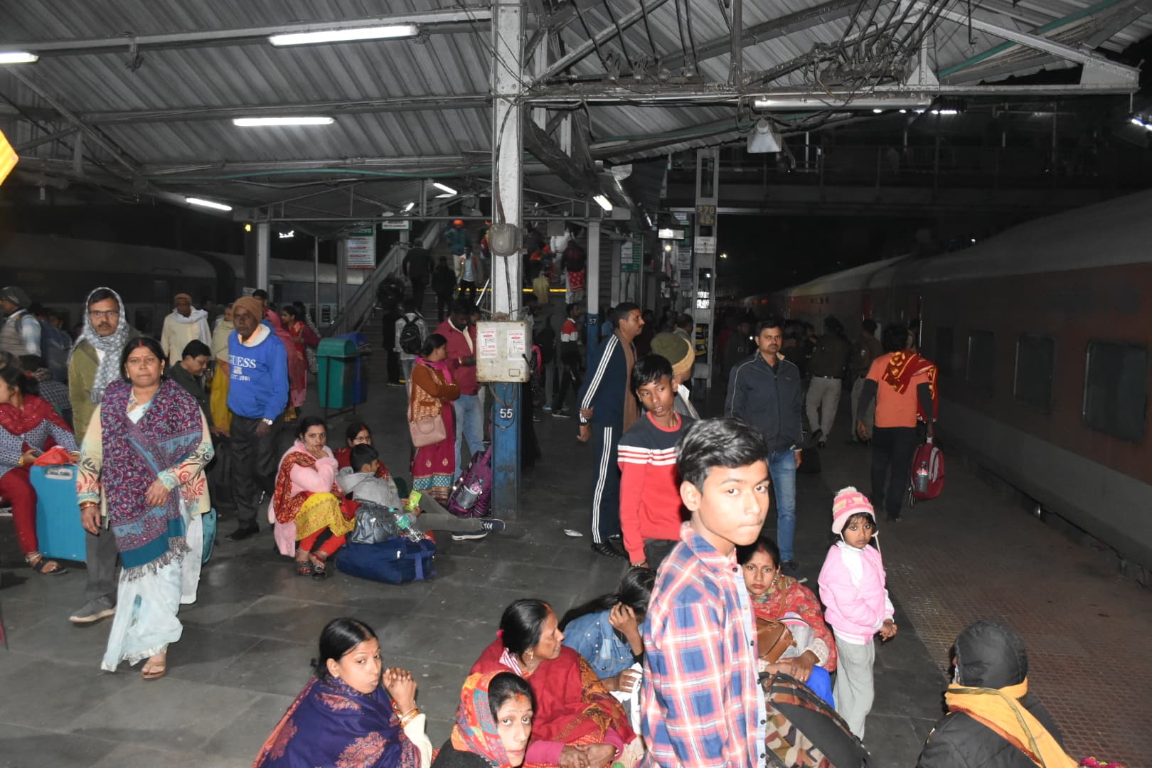 Dhanbad News : धनबाद स्टेशन में उमड़ी भारी भीड़, रेलवे ने आनन-फानन में चलायी स्पेशल ट्रेन