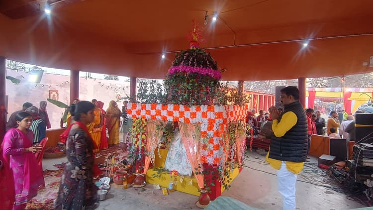 सुप्रसिद्ध बघउत बाबा मंदिर प्रांगण में तीन दिवसीय अष्ट्याम शुरू