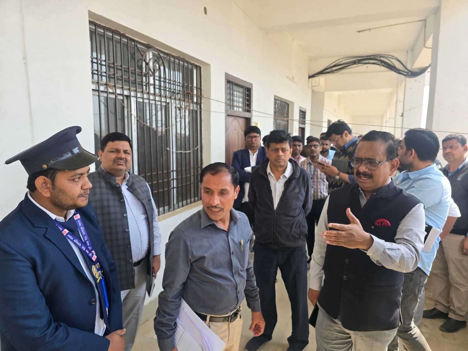 यात्री सुविधाओं के निर्माण कार्य को जल्द करें शुरू: डीआरएम