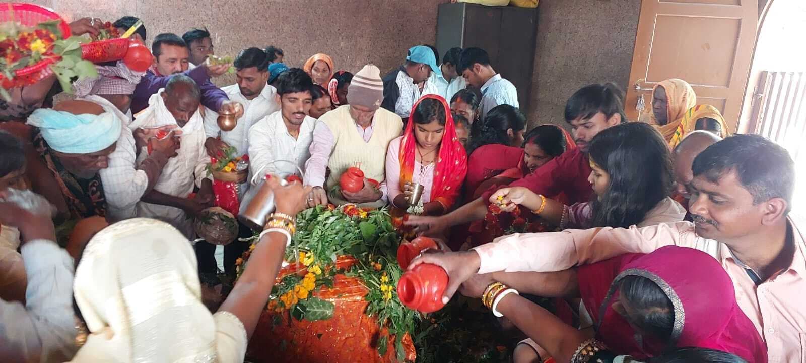 श्रद्धालुओं ने बाबा भोलेनाथ की पूजा-अर्चना कर लिया जलाभिषेक