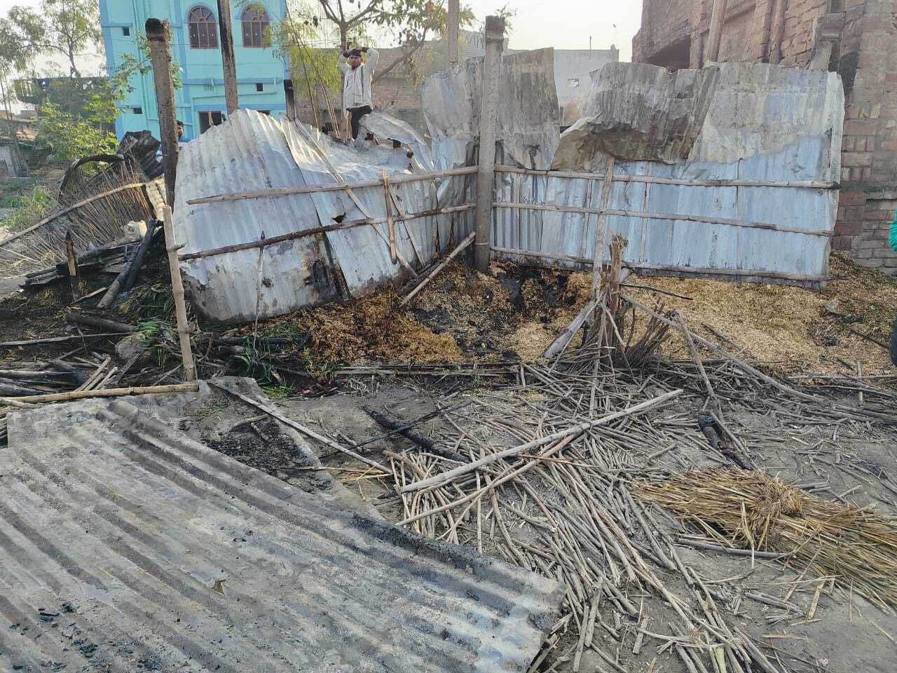 आग से तीन परिवार का घर सहित लाखों की संपत्ति जलकर राख