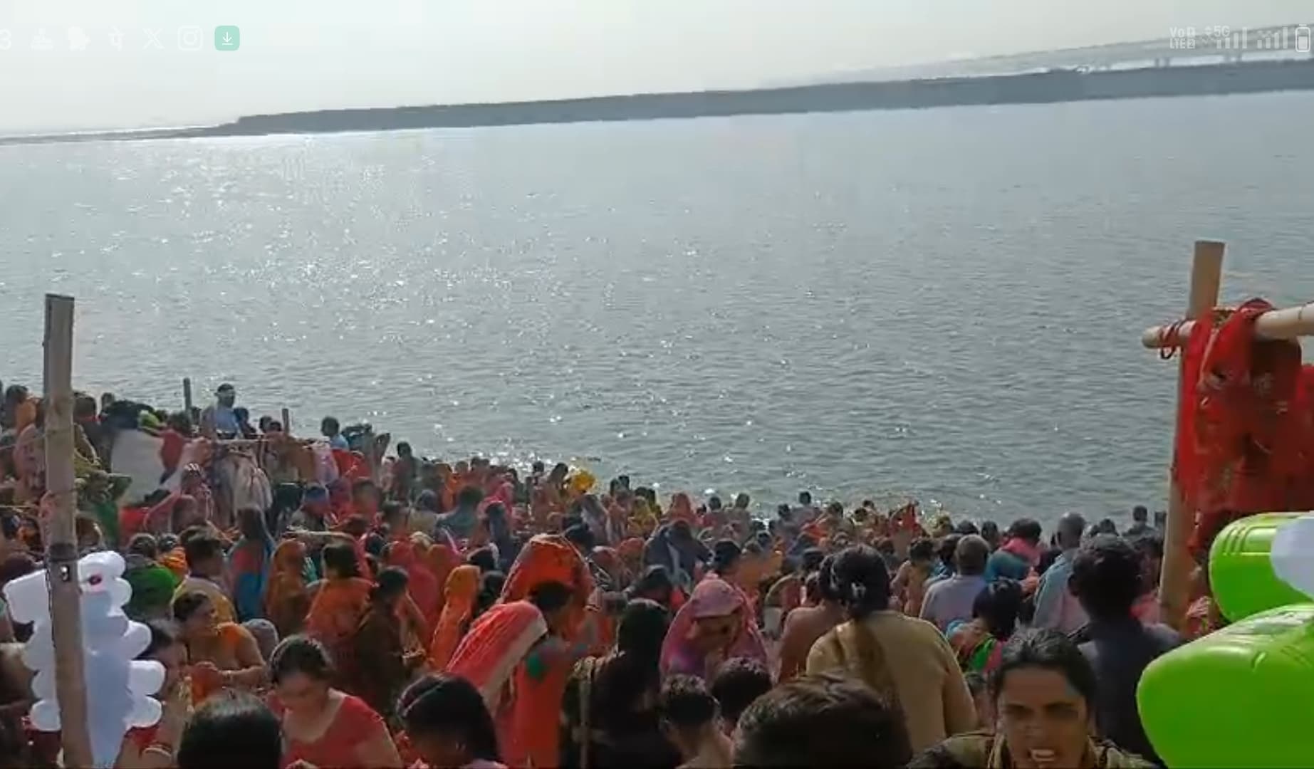 माघी पूर्णिमा के अवसर पर गंगा स्नान करने जाने वाले श्रद्धालुओं की स्टेशन पर उमड़ी भीड़