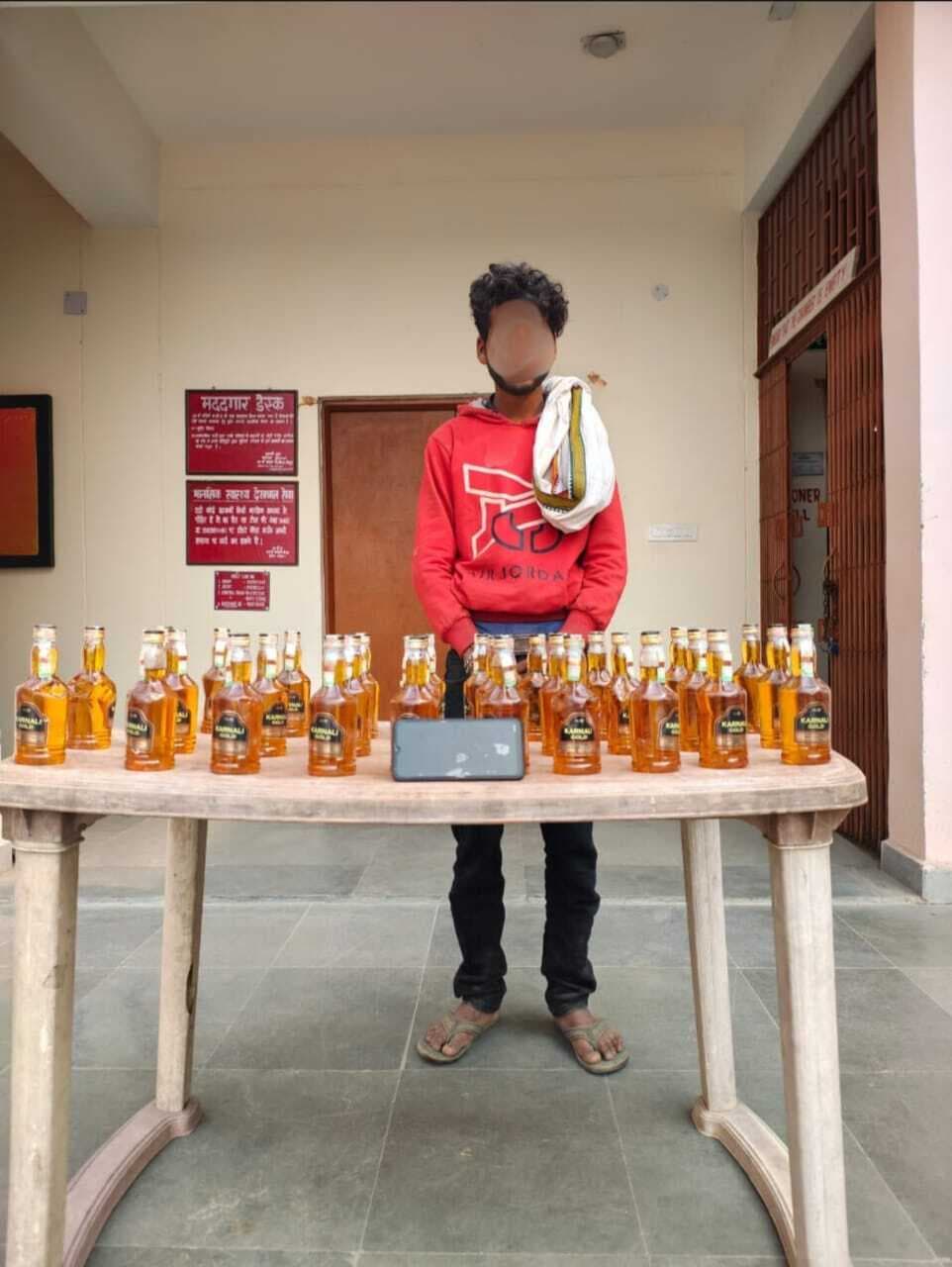 30 बोतल नेपाली शराब के साथ तस्कर गिरफ्तार