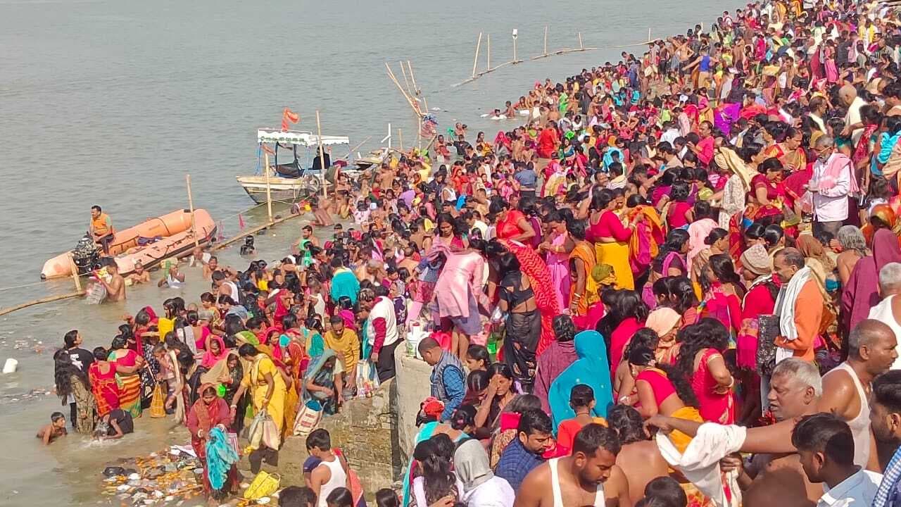 माघी पूर्णिमा पर लाखों श्रद्धालुओं ने गंगा में लगायी डुबकी, मंदिरों में टेका माथा