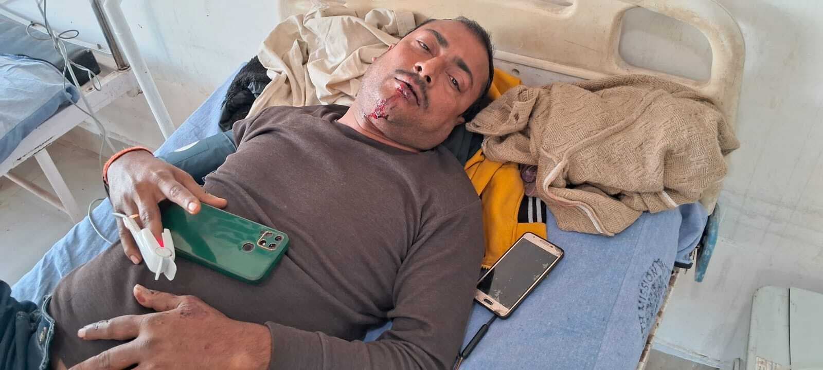 ड़क दुर्घटना में दांपती समेत बच्चा घायल