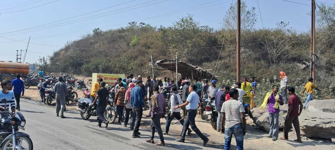 मांगों को लेकर विस्थापितों ने डेढ़ घंटे के लिए ओबी ढुलाई काम किया बाधित