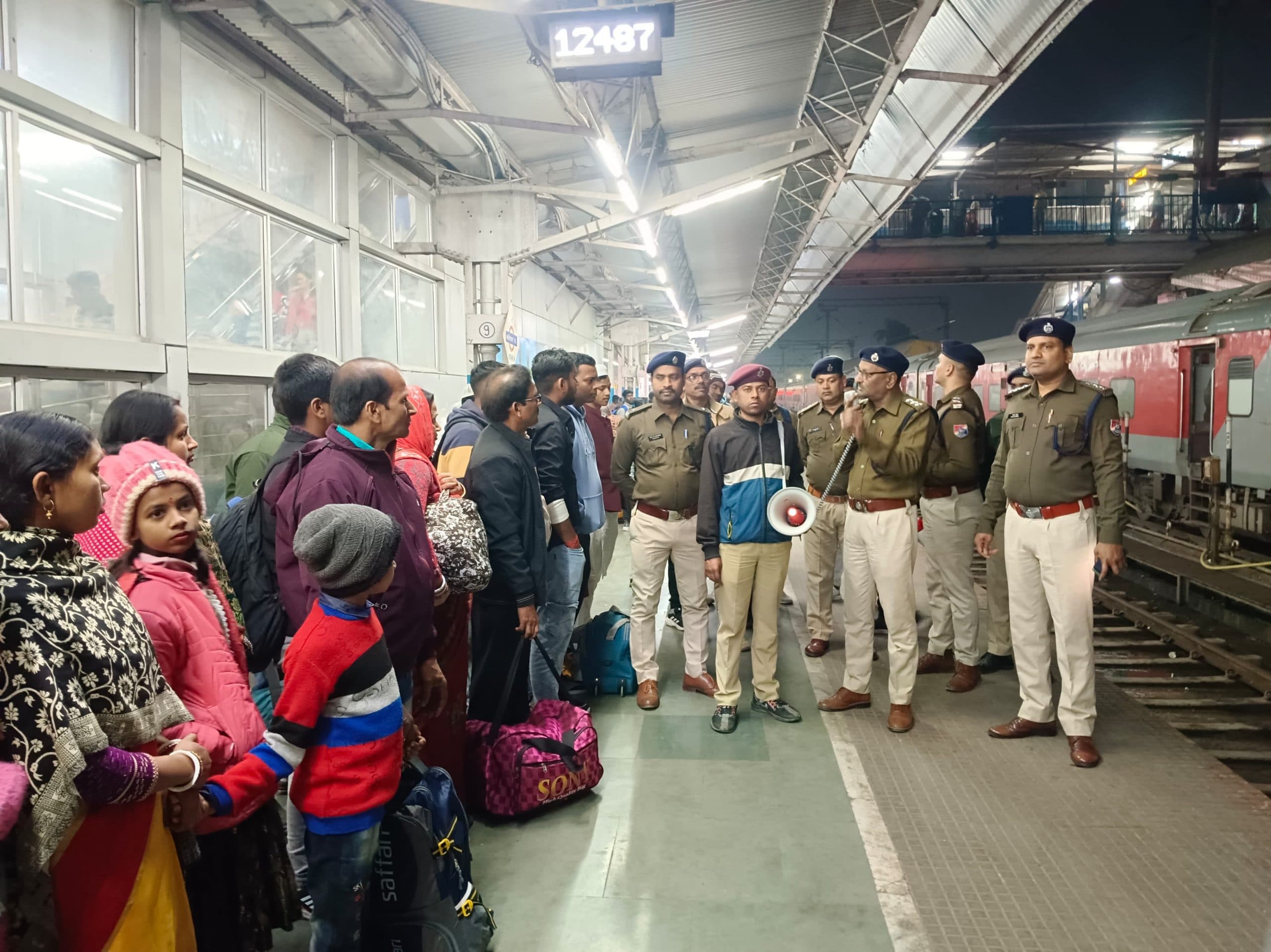 कुंभ जाने वाले रेल यात्रियों को सुविधा के लिए एडीआरएम स्टेशन पर रहे तैनात