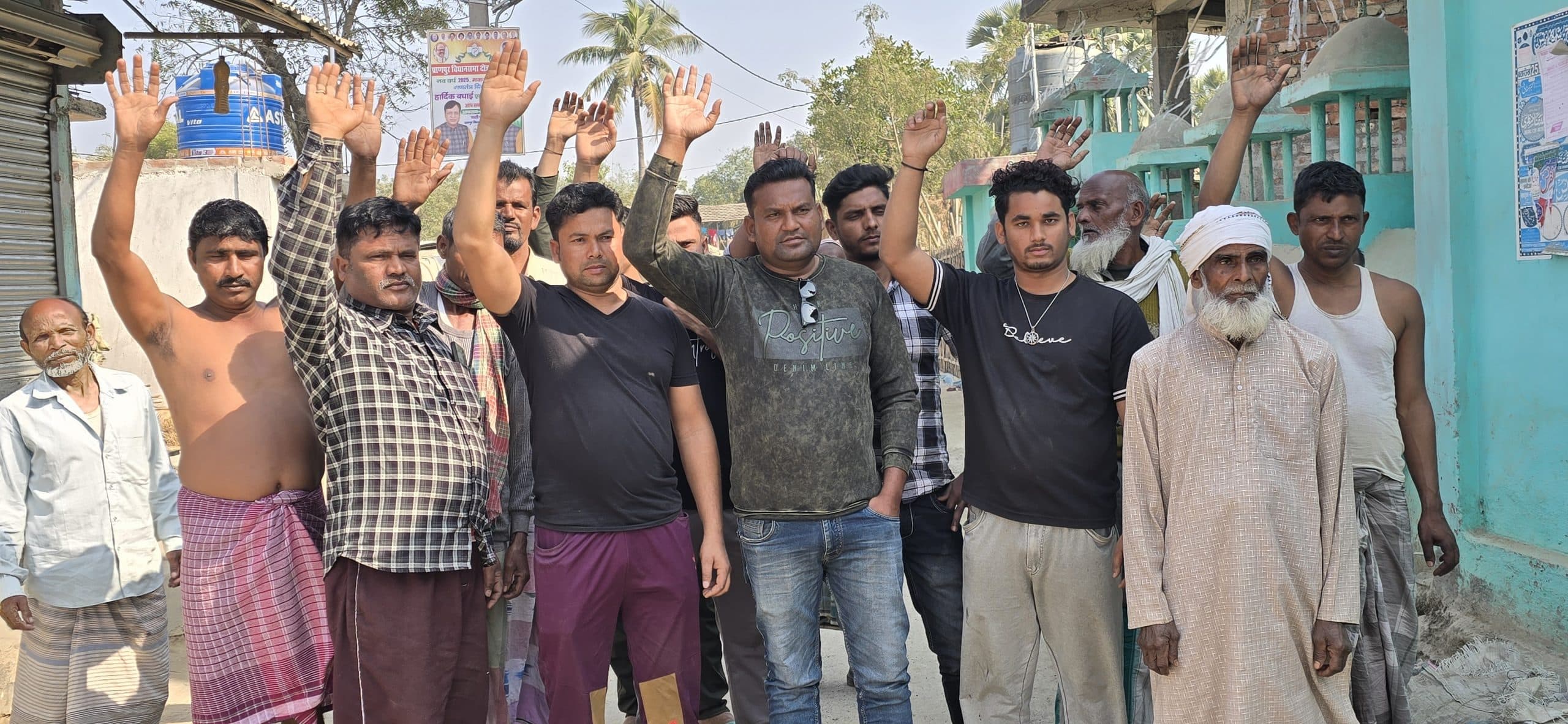 सड़क निर्माण कार्य में अनियमितता को देख ग्रामीणों ने किया प्रदर्शन