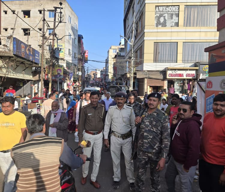 Deoghar news : देवघर के टावर चौक के समीप जर्जर मकान धवस्त, बड़ी घटना टली, ठेला दुकानदार हुआ चोटिल