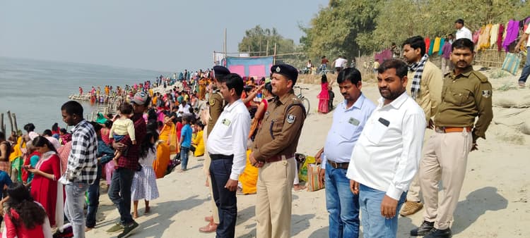 अमदाबाद में 50 हजार से अधिक श्रद्धालुओं ने गंगा में लगायी डूबकी