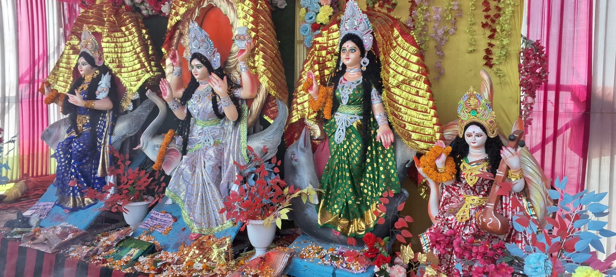 हर-हर गंगे के जयघोष से गुंजयमान हो उठा त्रिमोहनी संगम तट