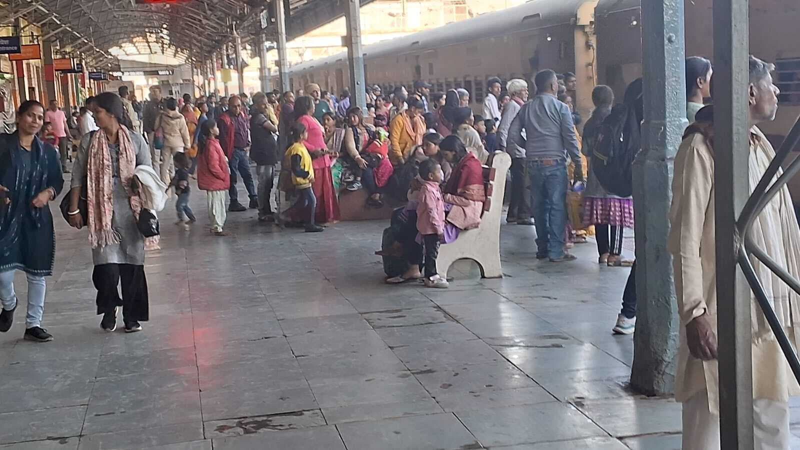 जमालपुर-खगड़िया व बेगूसराय रेलखंड पर मंगलवार को भी लेट चली ट्रेनें