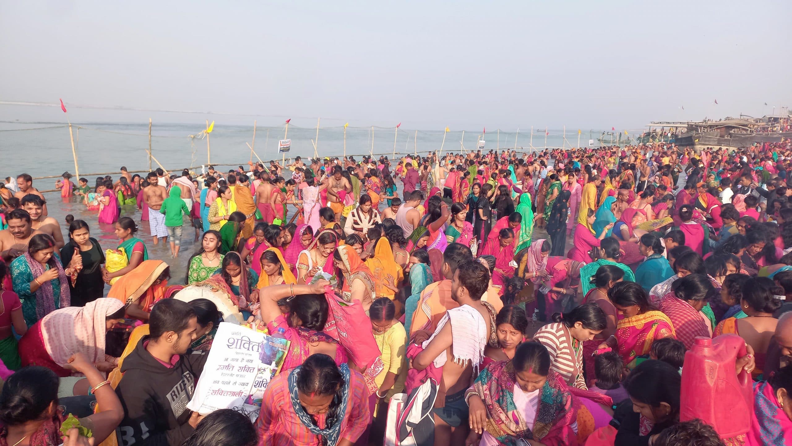 मनिहारी गंगा तट पर माघी पूर्णिमा पर तीन लाख से अधिक श्रदालुओं ने किया गंगा स्नान