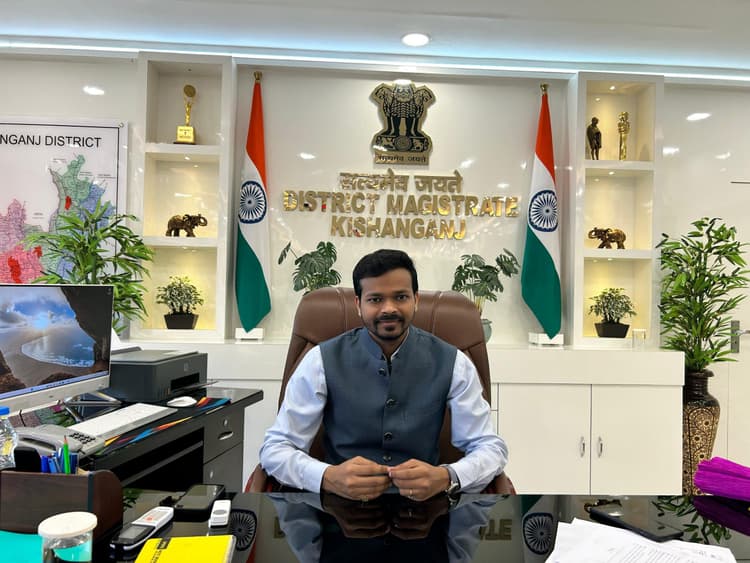 नीलाम पत्र वाद की समीक्षा बैठक में डीएम ने वारंट के क्रियान्वयन का  दिया निर्देश, 60 देनदार गिरफ्तार