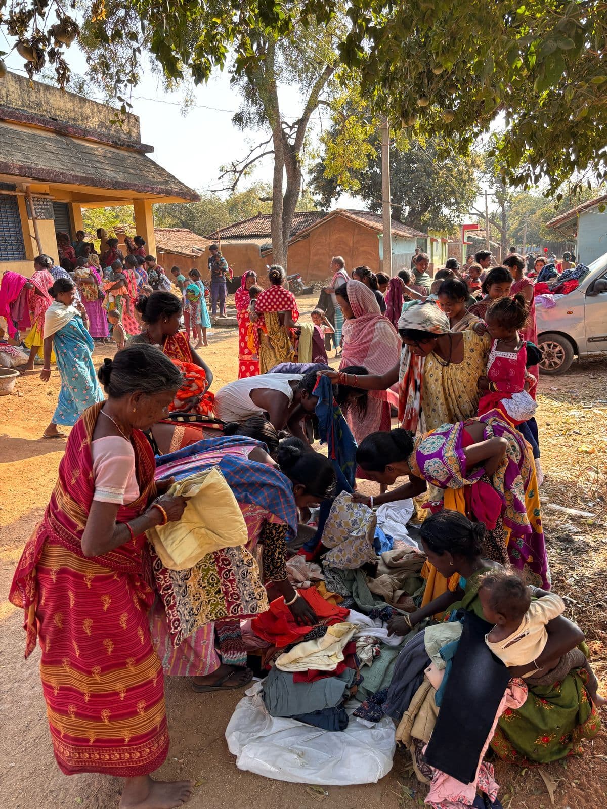 मारवाड़ी युवा मंच ने जरूरतमंदों के बीच बांटे कपड़े