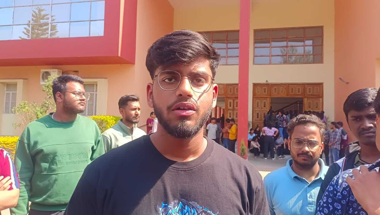 Deoghar news : जसीडीह बीआइटी कैंपस में दो गुटों में हुई मारपीट के बाद छात्र-छात्राओं ने किया प्रदर्शन