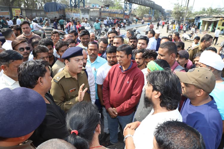 Jamshedpur News : टेल्को में तेज रफ्तार ट्रक स्कूटी समेत बाप-बेटी को 200 मीटर तक घसीटते ले गया, दोनों की मौत, बेटा जख्मी