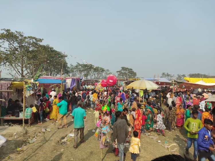 श्रद्धालुओं ने महानंदा नदी में किया स्नान व पूजा-अर्चना