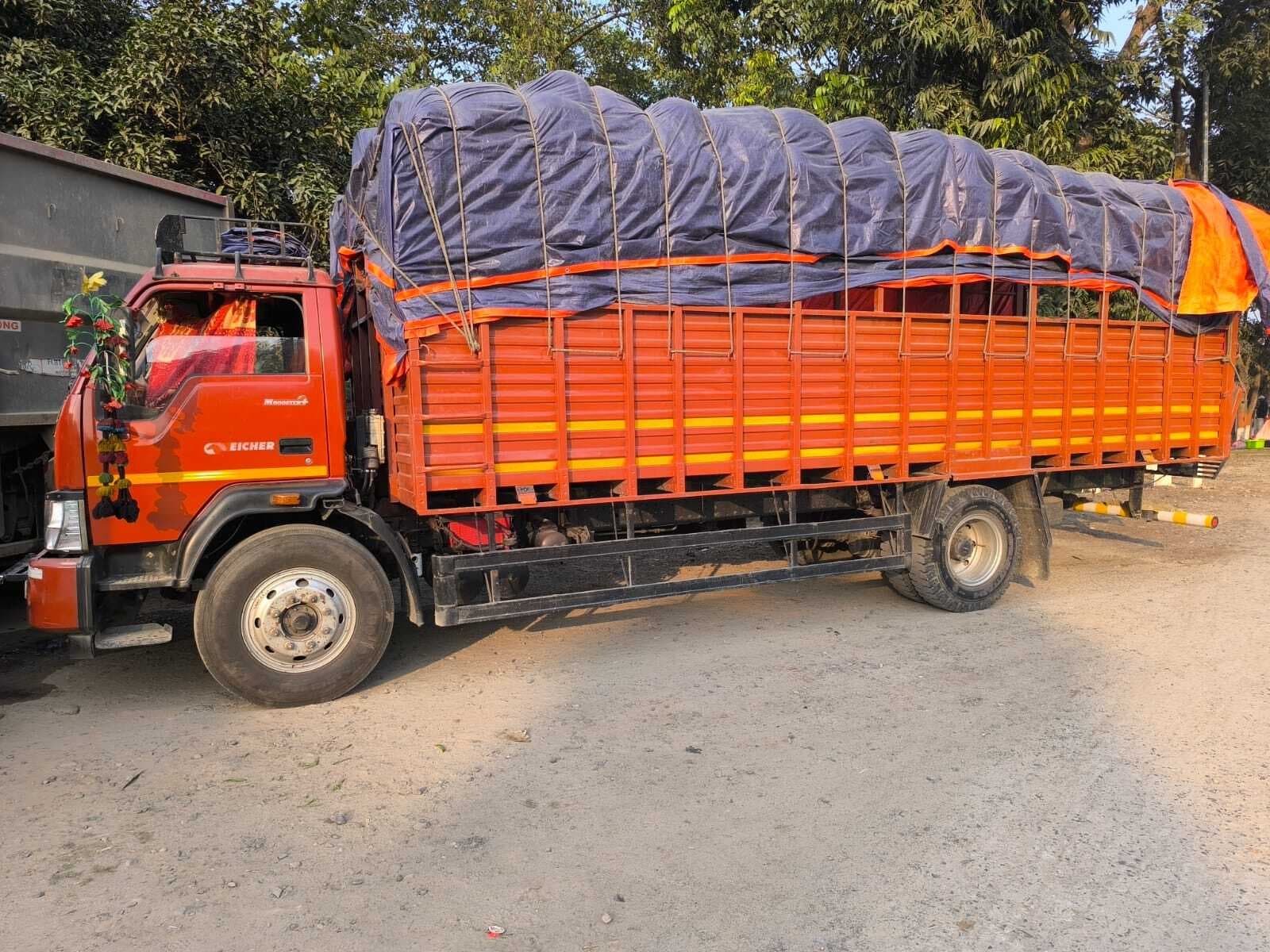 तीन ट्रकों पर लदे 104 मवेशी बरामद, 15 तस्कर गिरफ्तार