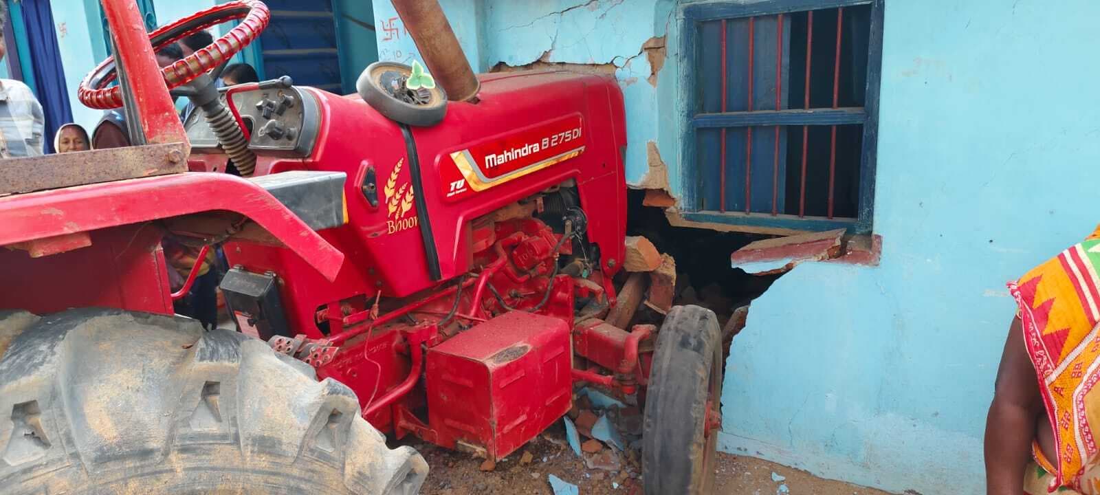 अनियंत्रित ट्रैक्टर सड़क किनारे घर में घुसा, मकान क्षतिग्रस्त