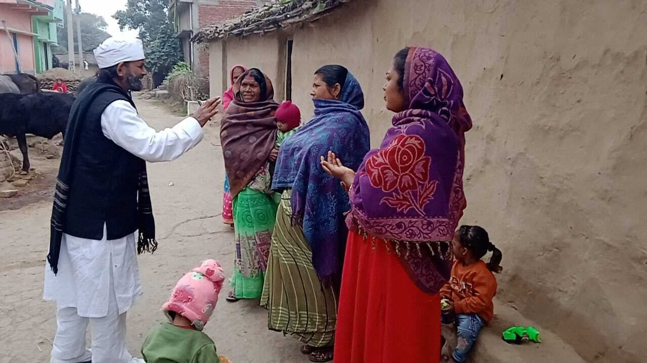 पॉस मशीन में ठप्पा लगवा राशन नहीं दे रहे कई पीडीएस दुकानदार