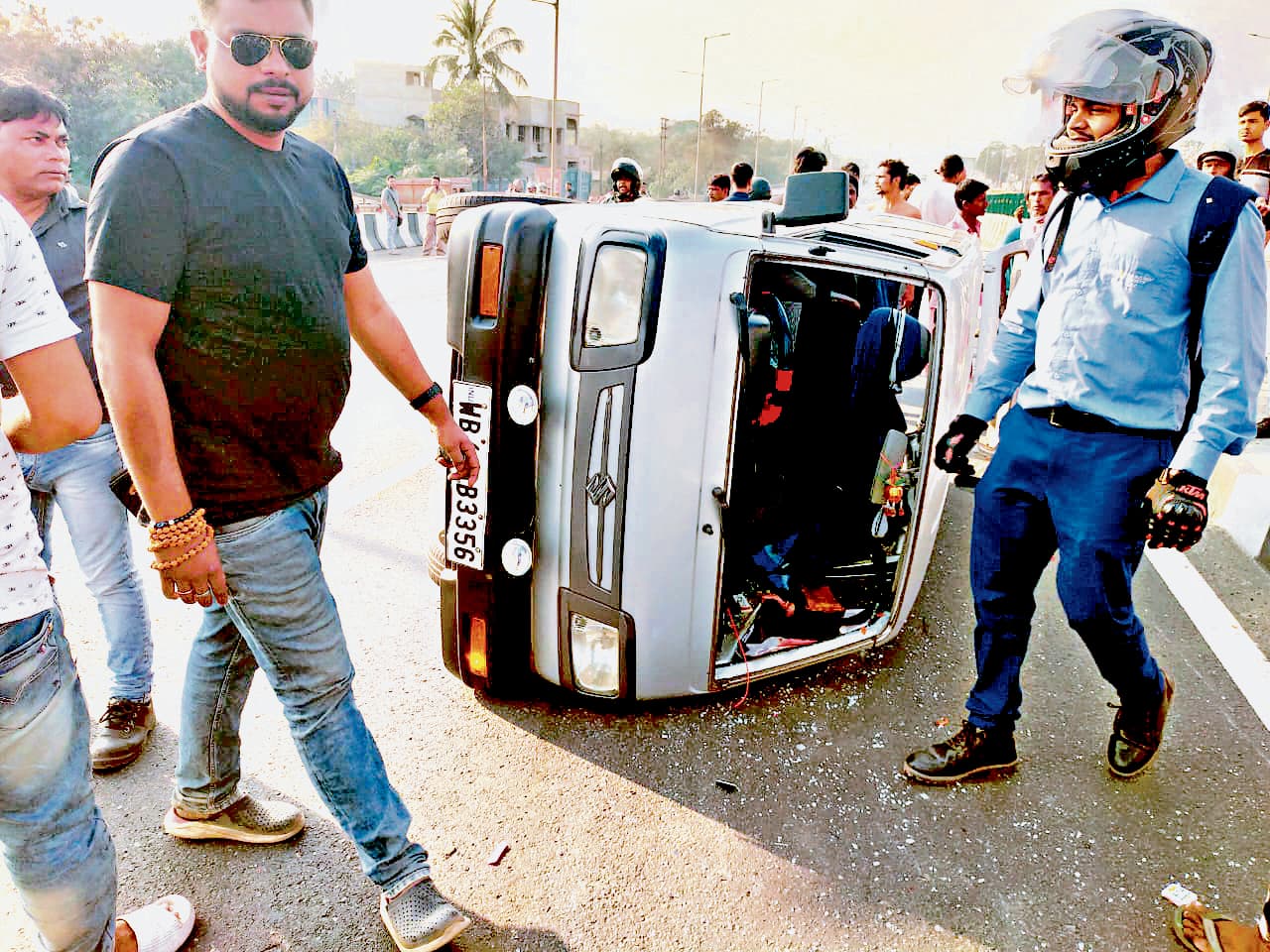 गोपाल माठ में जीटी रोड पर कार पलटी, तीन लोग जख्मी