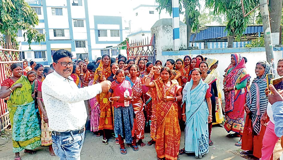 रघुनाथपुर में सड़क पर उतरीं धोखाधड़ी की शिकार महिलाएं