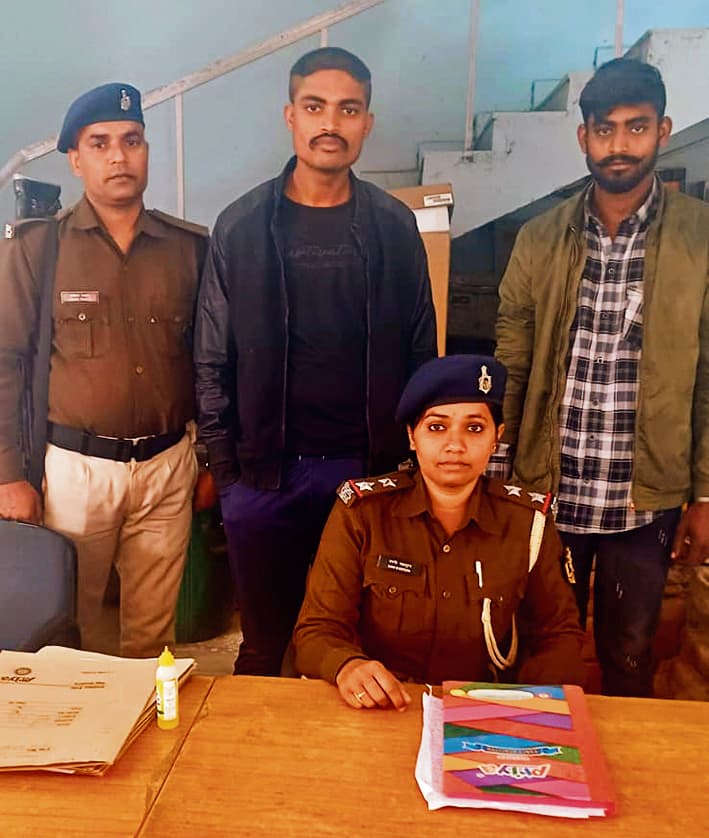 पैसों को टायर के नीचे छुपा रखा था सिपाही ने