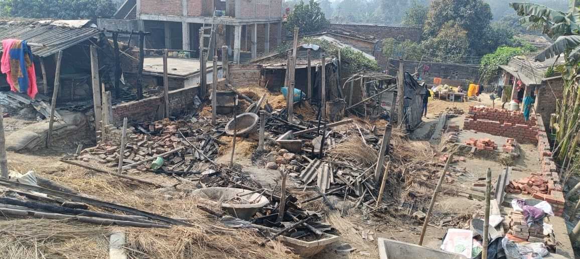 Madhubani News : बनौर में आग लगने से छह घर जले, लाखों का सामान नष्ट
