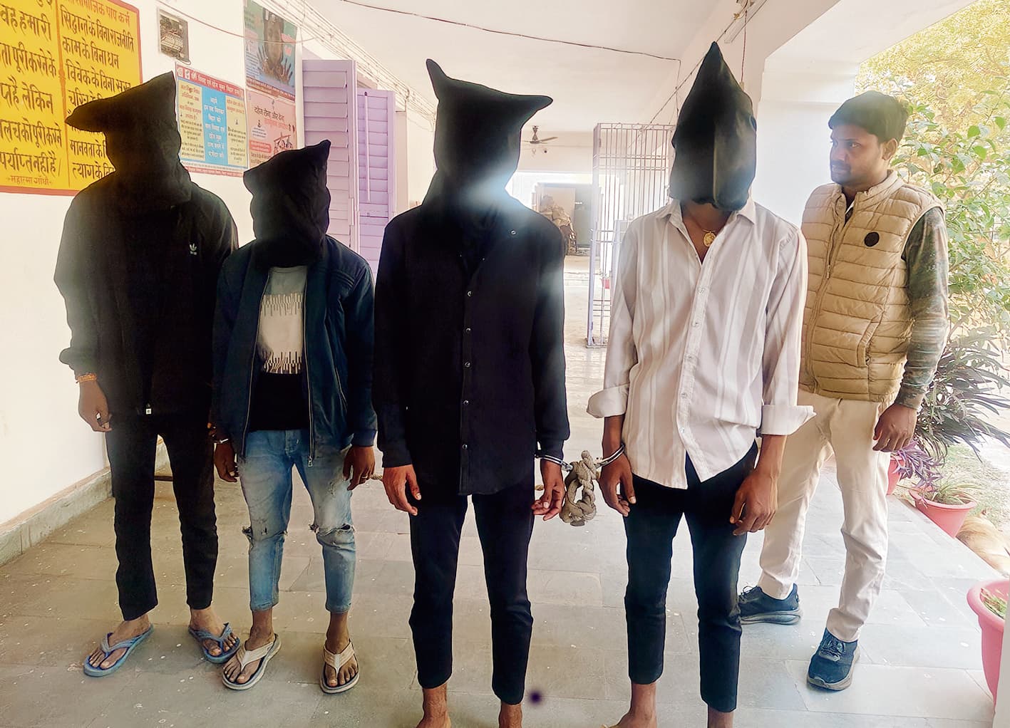 चांदी बाजार में दुकान का शटर काट कर चोरी गये 60 मोबाइल में 37 बरामद, चार गिरफ्तार