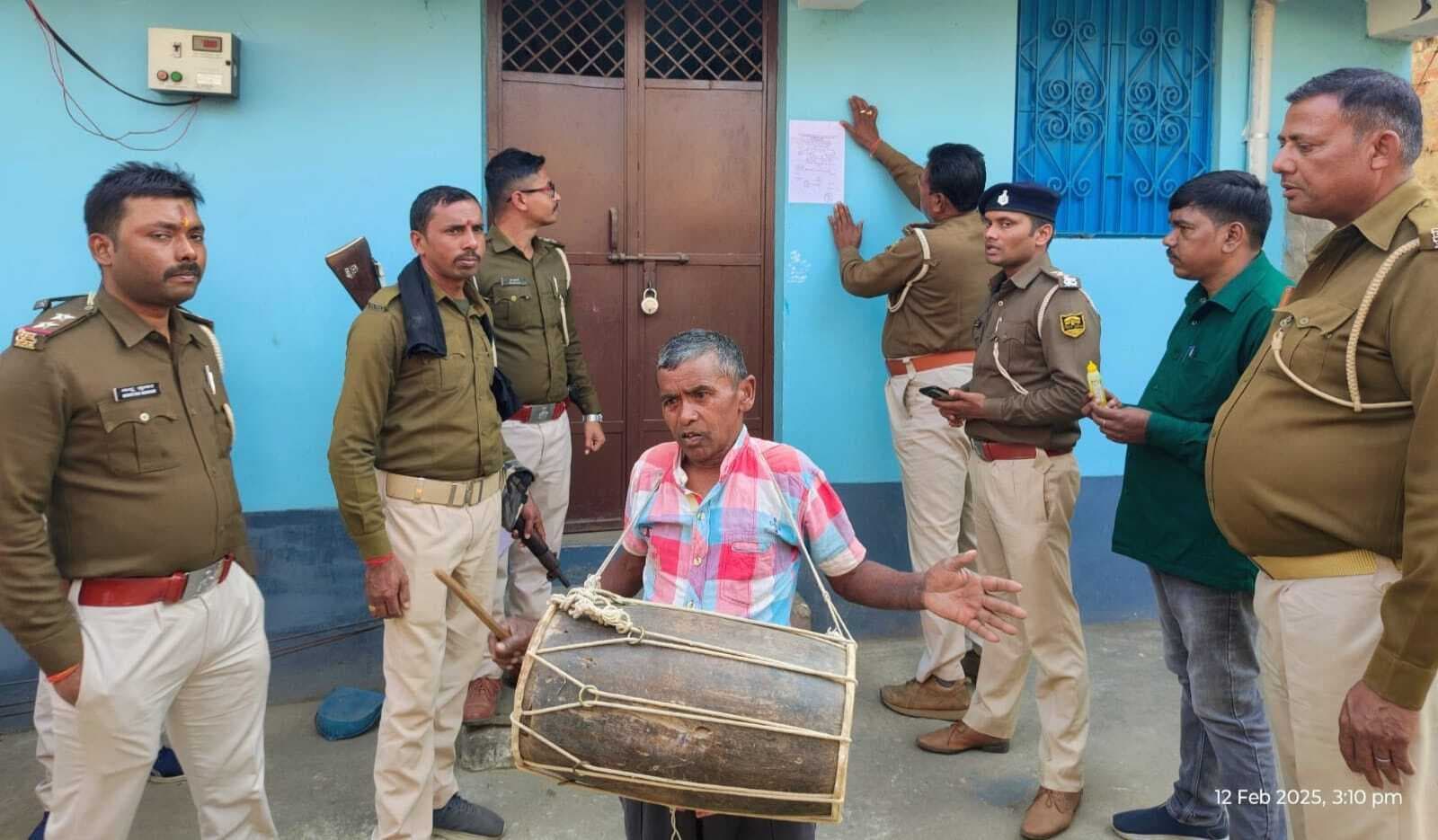 चर्चित आयुष हत्याकांड मामले में पुलिस ने एक दर्जन फरार आरोपी के घर चिपकाया इस्तेहार