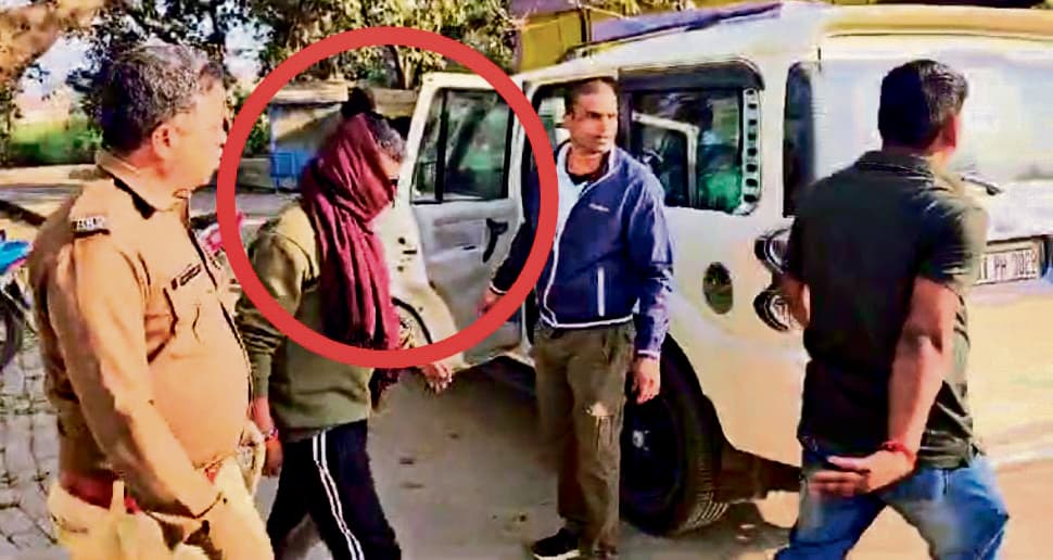 Gopalganj News  : 50 हजार का इनामी कुख्यात अक्षय यादव हुआ गिरफ्तार, पूर्व मुखिया की हत्या में आया था नाम, दर्ज हैं आठ केस