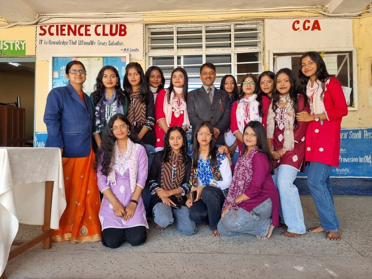 Giridih News :दयानंद सरस्वती के जन्मोत्सव पर 12वीं के विद्यार्थियों को दी गयी विदाई