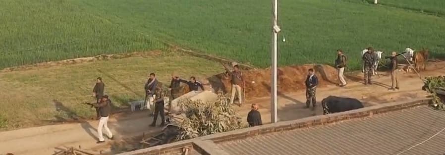 अवैध बालू खनन के विरुद्ध छापेमारी करने गयी पुलिस टीम पर बालू माफियाओं ने किया पथराव व गोलीबारी