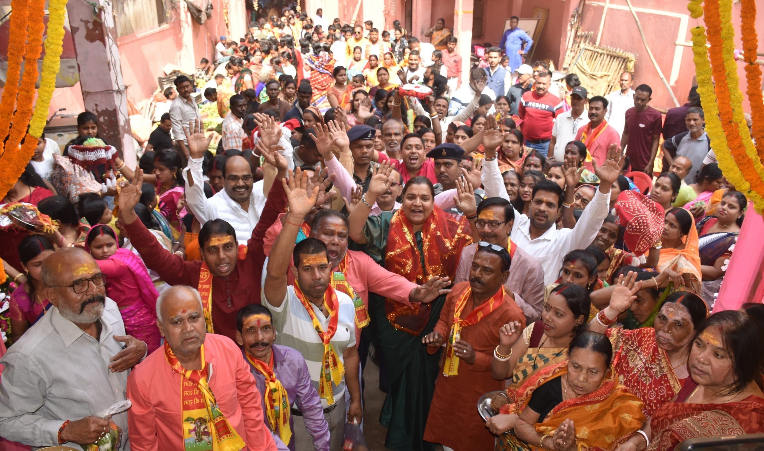 Bokaro News: चास पुराना बाजार हरि मंदिर में पूजा-अर्चना के लिए उमड़े श्रद्धालु