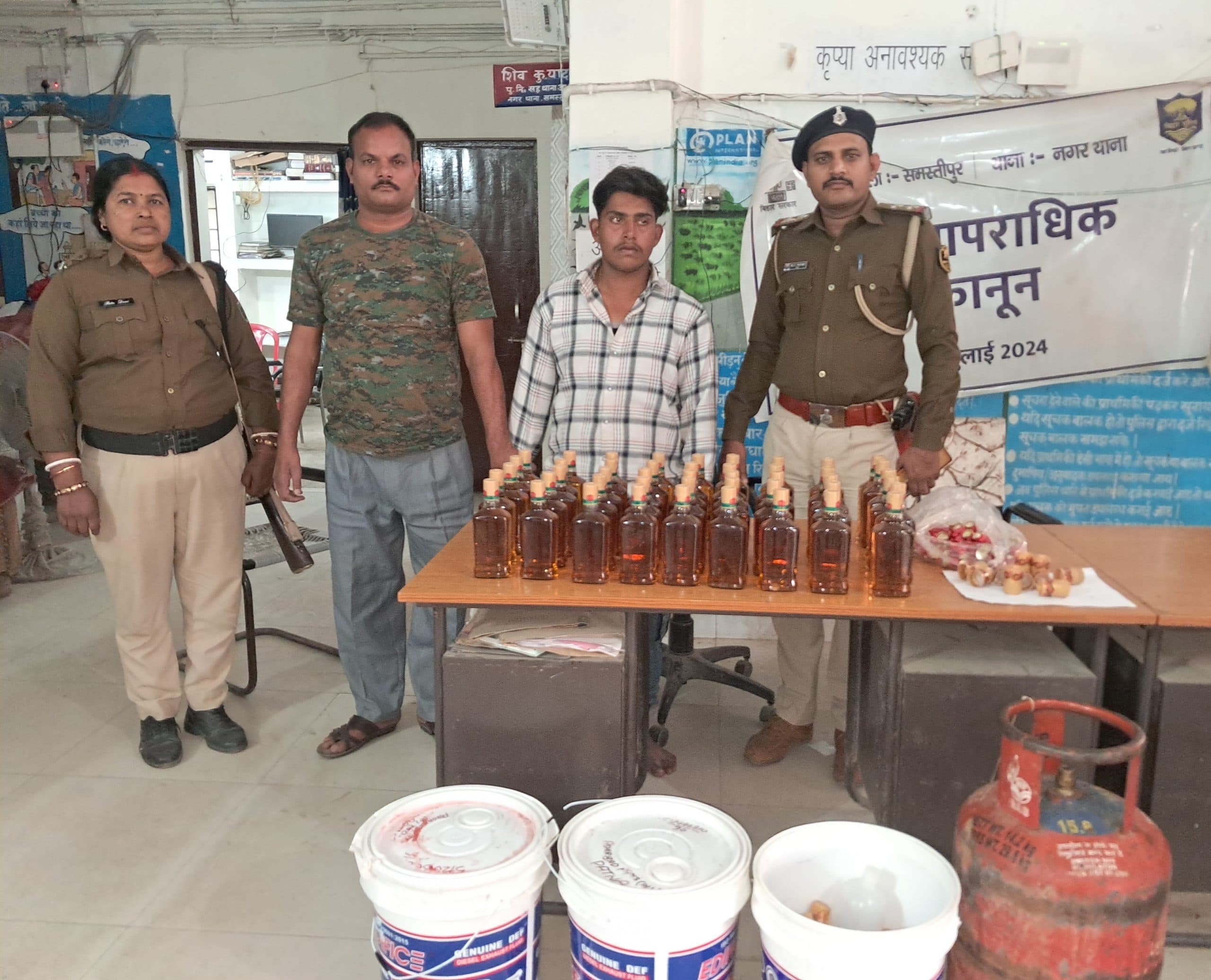 नकली शराब फैक्ट्री का भंडाफोड़, किराये के मकान में चल रहा था धंधा