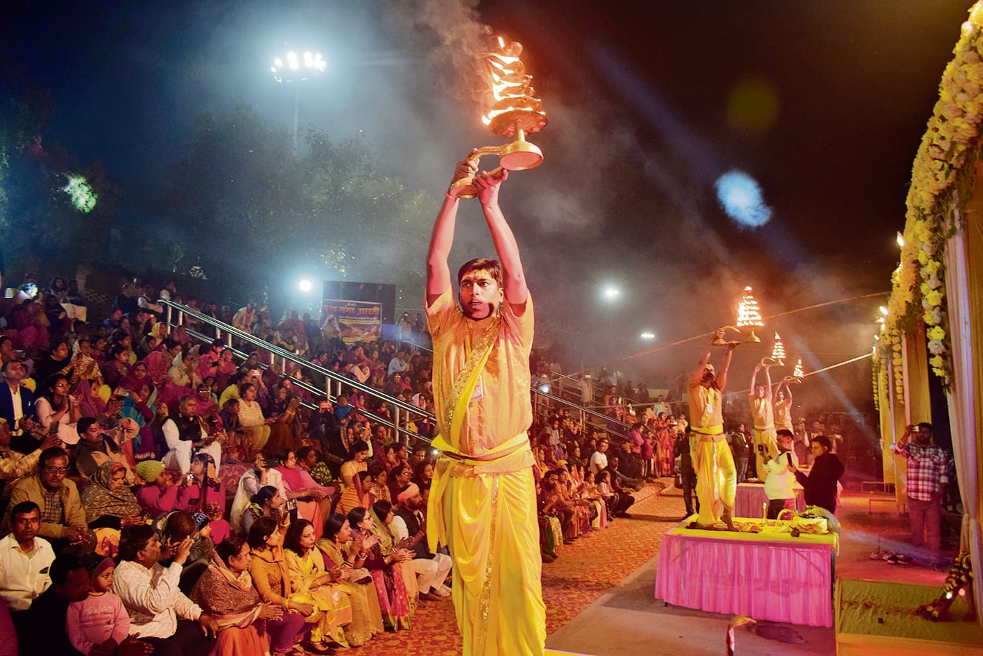 माघी पूर्णिमा पर हुई भव्य गंगा आरती, कौनहारा तट पर दिखा काशी जैसा विहंगम दृश्य
