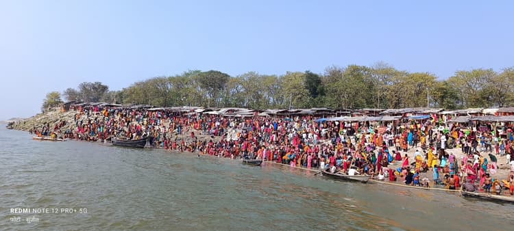 Bhagalpur news गंगा तट पर करीब 1 लाख 60 हजार श्रद्धालुओं ने लगायी डुबकी