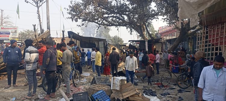 पूसा बाजार में आग लगने से डेढ़ दर्जन दुकानें जलकर खाक