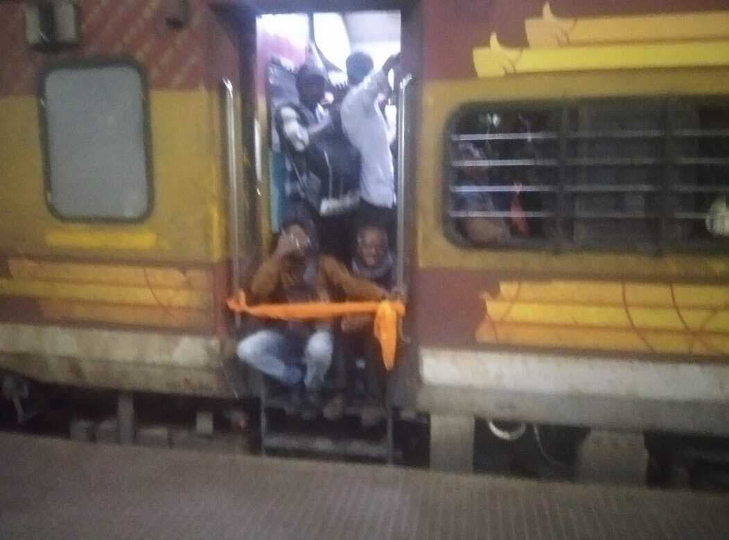 कुंभ स्पेशल पैक, समस्तीपुर में छूटे सैंकड़ों यात्री