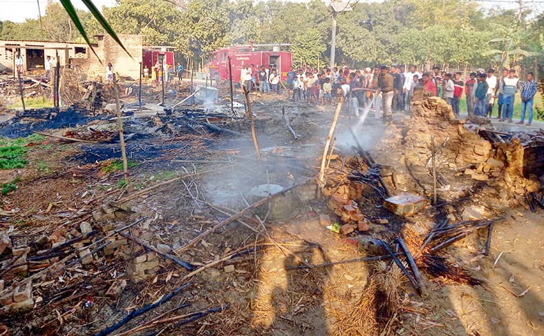 बिदुपुर में बिजली के शॉर्ट सर्किट से लगी आग से एक दर्जन घर जले