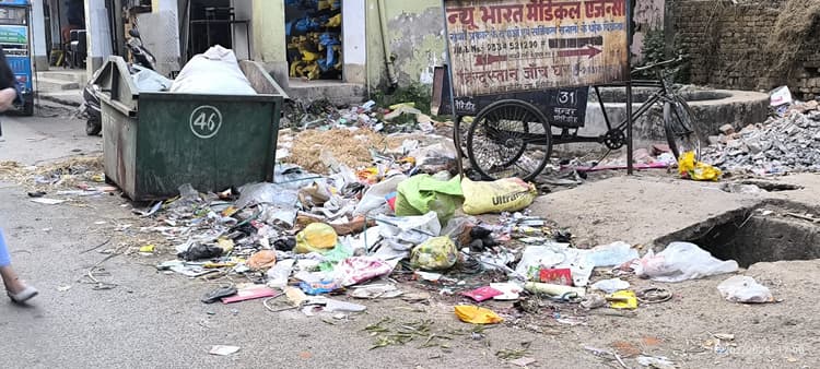 Giridih News :वेतन की मांग को लेकर हड़ताल पर सफाई कर्मी