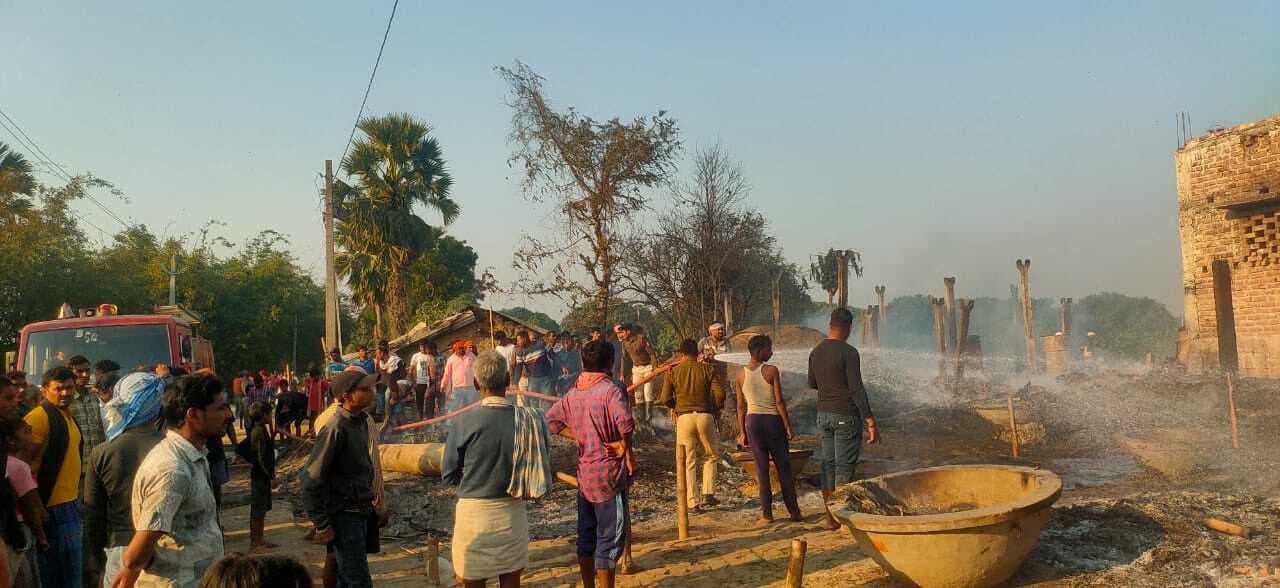 Bhagalpur news शॉर्ट सर्किट से लगी आग, 24 घर राख