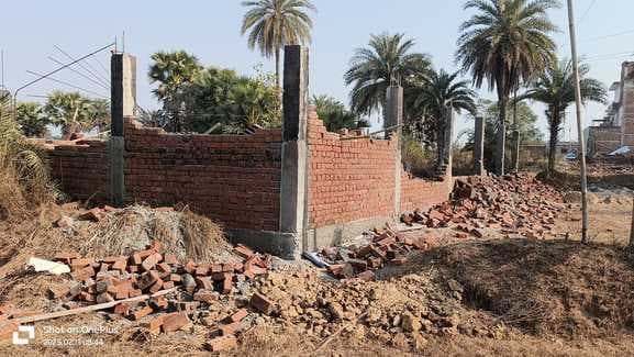 अर्द्धनिर्मित घर को असामाजिक तत्वों ने गिराया, पीड़ित ने पुलिस से लगायी गुहार