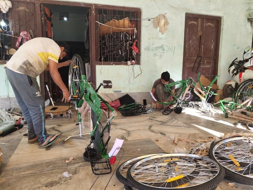 साइकिल वितरण के बाद मरम्मत के लिए जेब ढीली कर रहे छात्र, गुणवत्ता पर उठे सवाल