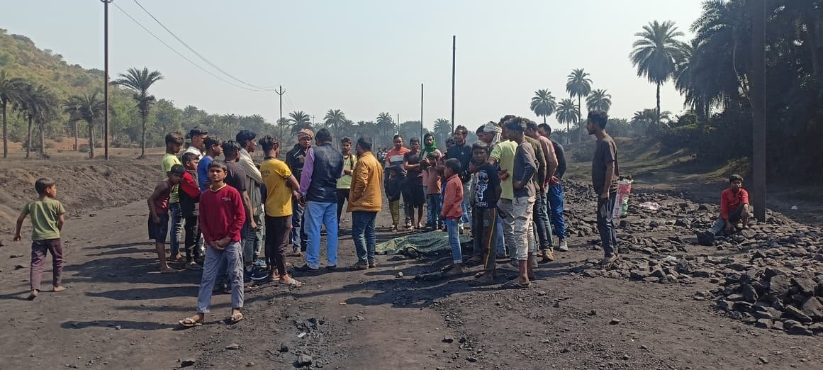 कोयला लदे हाइवा की चपेट में आने से युवक की मौत, आक्रोशित ग्रामीणों ने किया सड़क जाम