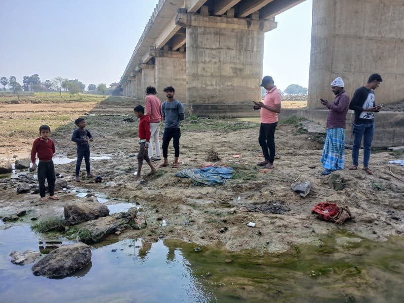 हनवारा पुल के नीचे कपड़े से लिपटा नवजात का शव बरामद