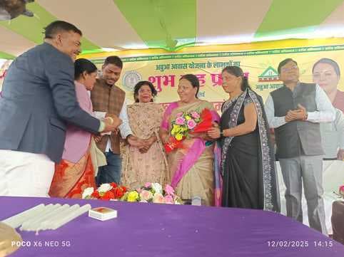 अबुआ आवास योजना के लाभुकों मंत्री ने गृह प्रवेश के बाद सौंपी चाभी