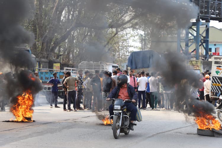Jamshedpur News : आंखों देखी... शव के ऊपर से गुजर रहे थे वाहन, युवक कह रहा था, भइया दीदी को साइड कर दीजिए...